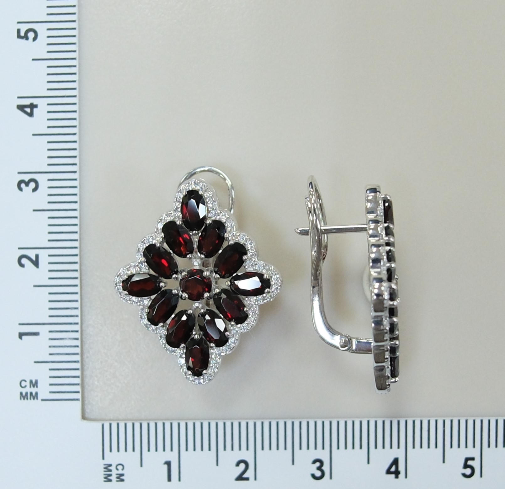 Серебряные серьги с гранатами